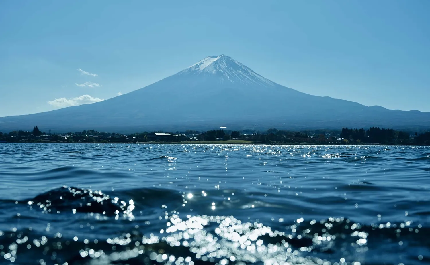 富士のふもとに広がるおだやかな湖畔