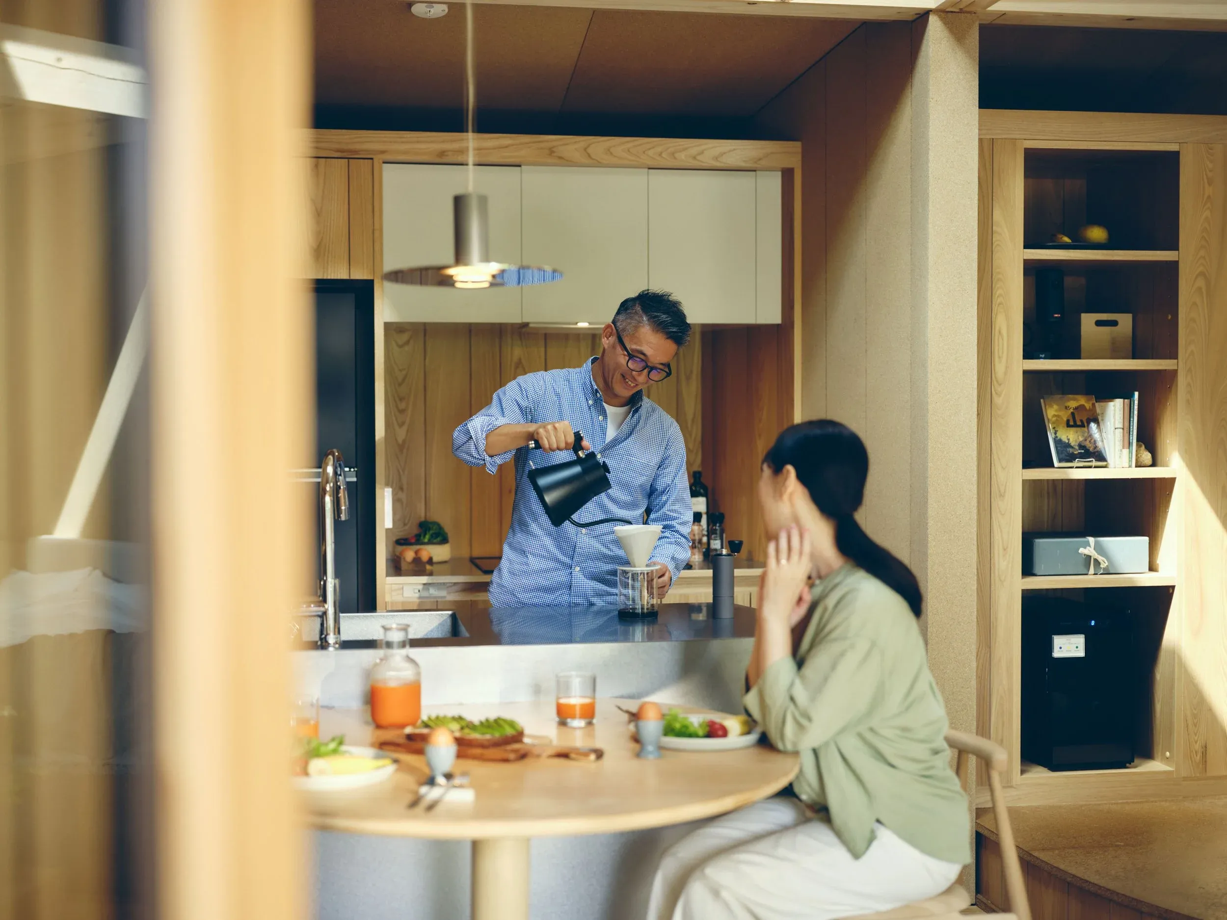 丁寧にコーヒーを淹れる朝