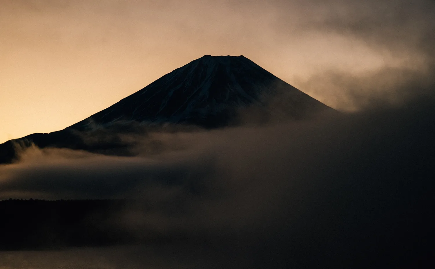 雲海をまとう堂々たる富士の山