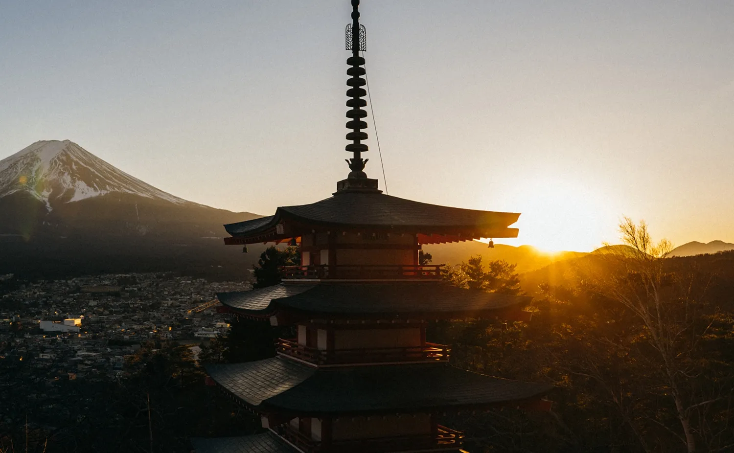 日の出を背景にする五重塔が美しい、新倉山浅間公園