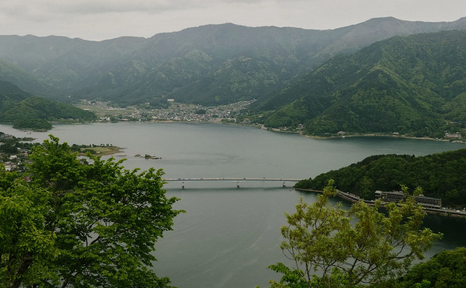 天上山の展望台から眺める河口湖大橋