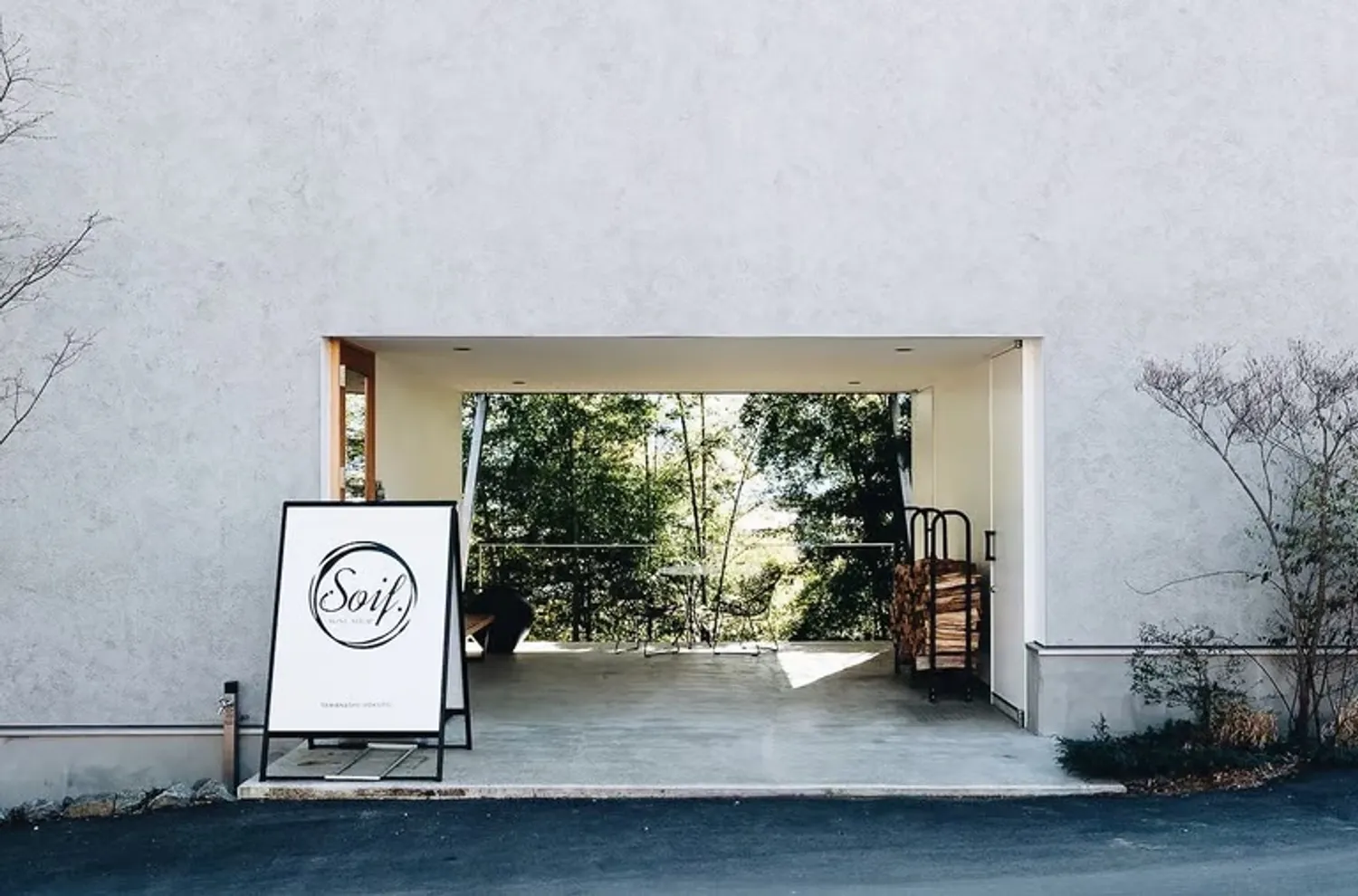 こだわりのナチュールワインが並ぶWine Shop Soif.