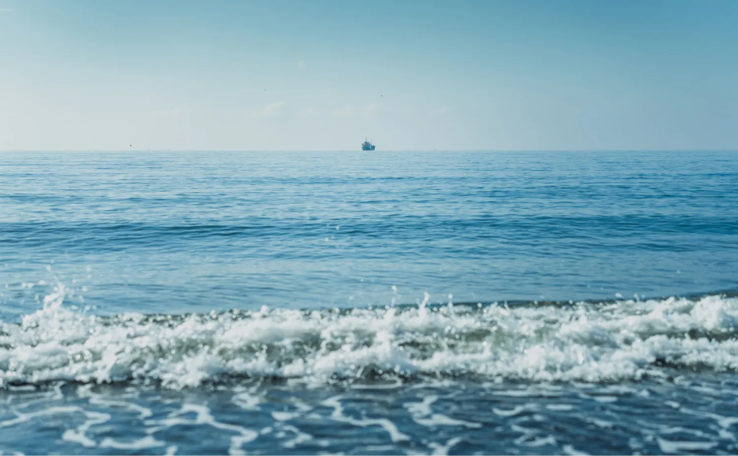 拠点の眼前に広がる海