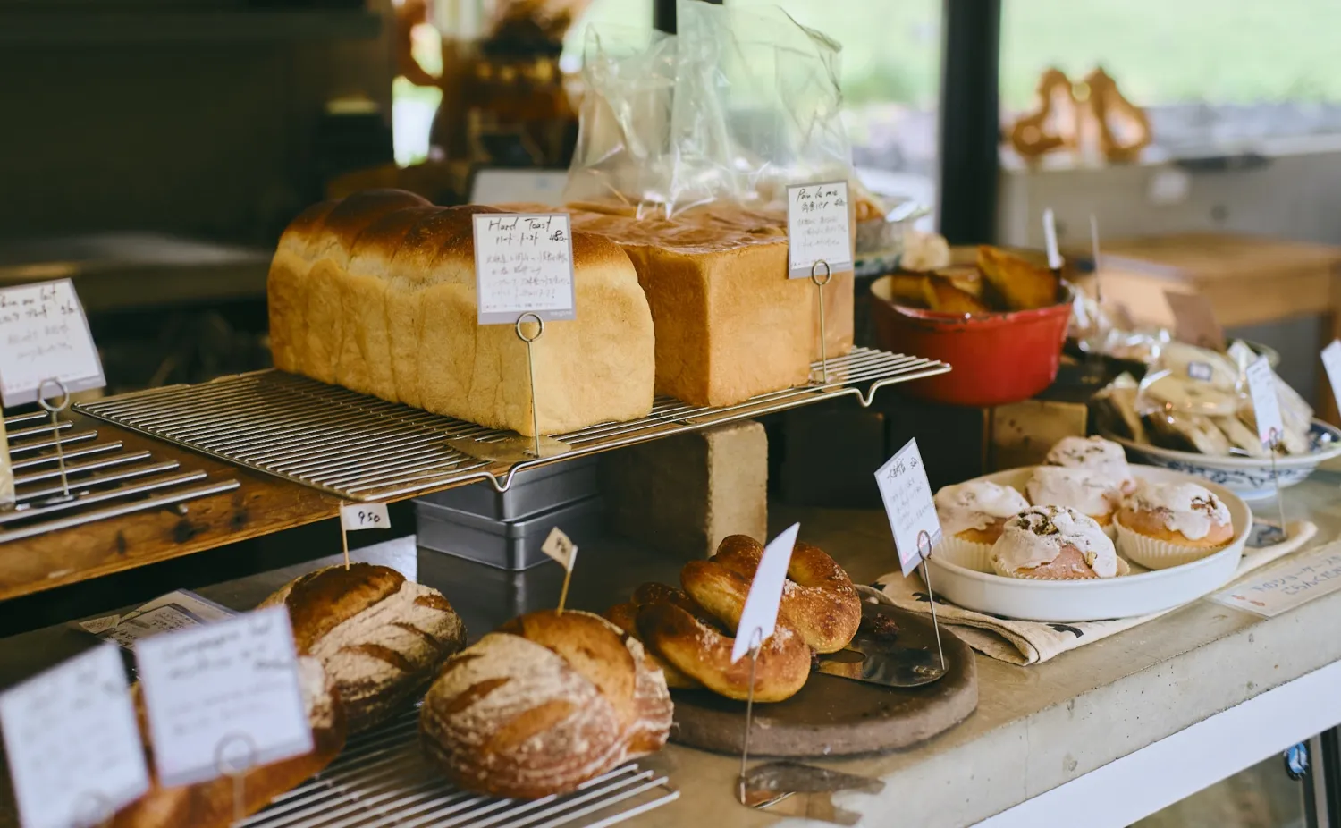 里山の自家製酵母パンが楽しめる、自然と調和するベーカリーBREAD&GLASS