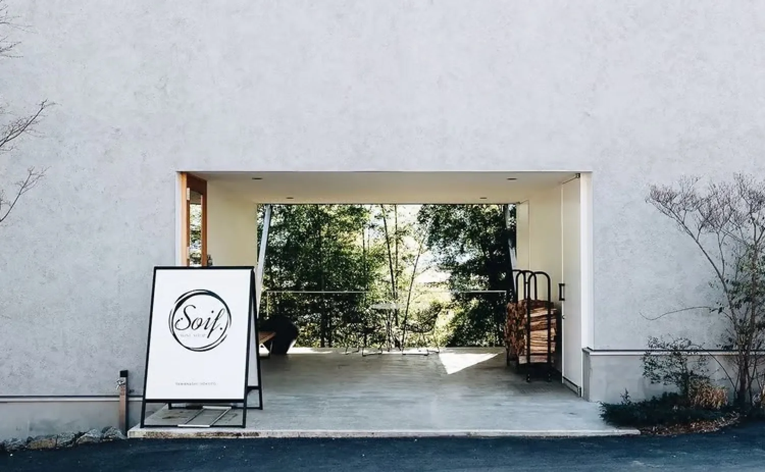 こだわりのナチュールワインが並ぶWine Shop Soif.
