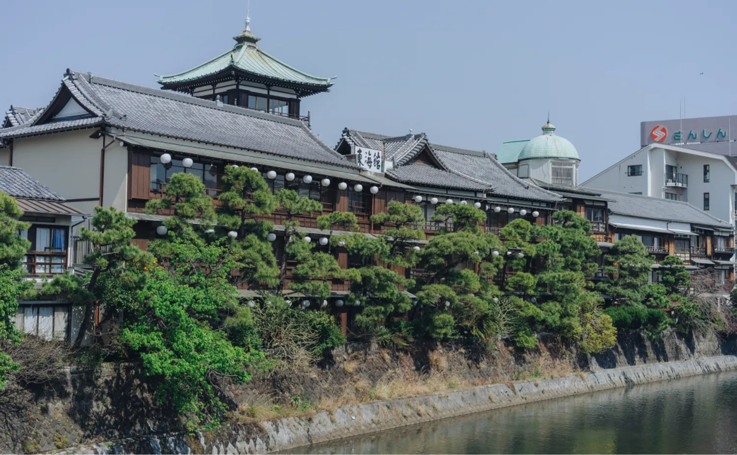 昭和初期に創業した老舗温泉旅館「東海館（とうかいかん）」