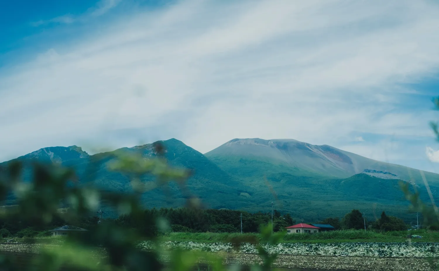 朝霧に包まれる浅山の静かな山並み