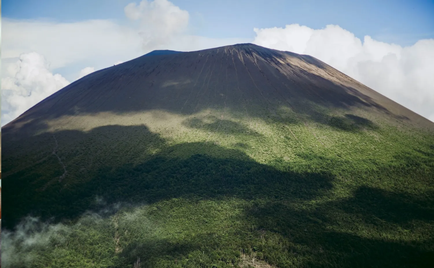 雄大な浅間山を間近に望む黒斑山のパノラマ絶景