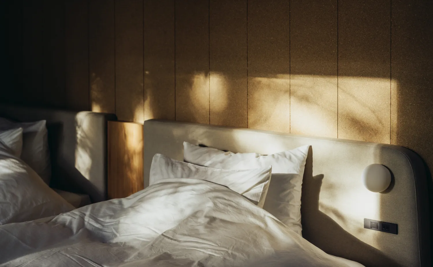 静かな眠りを誘うベッドルーム