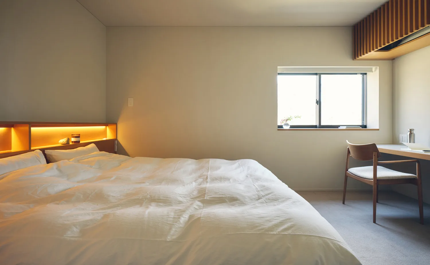 静かな眠りを誘うベッドルーム